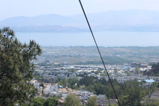 俯瞰城市与远山美景