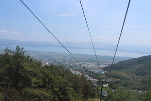 缆车视角下的山间城市风光