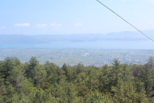 山林之上的开阔湖景视野
