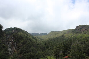 青山翠谷间的秀丽风光