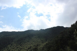 青山蓝天间的自然美景