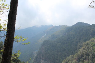 山林间的壮阔山峦景色