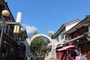 古街风貌 行人穿梭