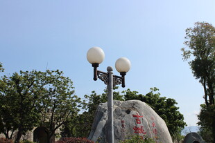 户外景观灯与刻字巨石