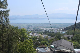 俯瞰山间城镇缆车风景