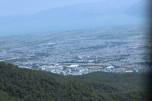 俯瞰城市与山林景观