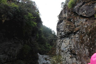 峡谷风光 人在峭壁间穿行