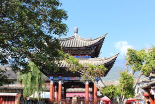 中式古建 绿树蓝天相伴