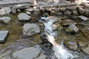 山间溪流潺潺 石间流水