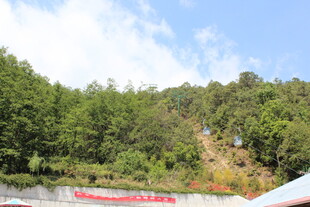 山林间的红色横幅景观