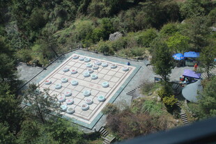 俯瞰山林中的停车场