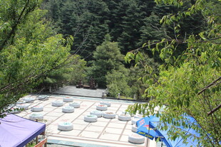 山间露营地的多彩帐篷