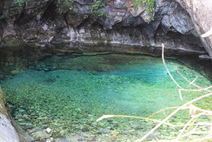 山间清澈碧绿的幽潭