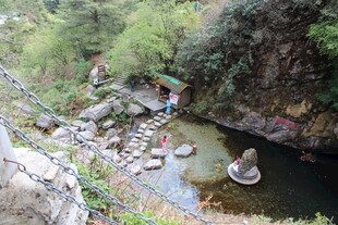 山间溪流处的徒步场景