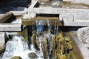 石砌小瀑布景观