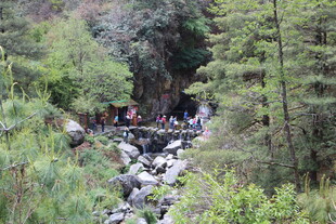 山间溪流旁的徒步人群