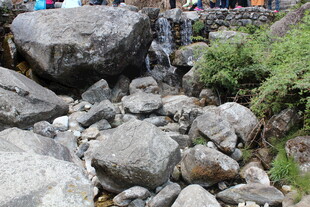 山间溪流旁的嶙峋怪石