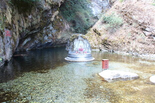 山间清澈水潭中的佛像