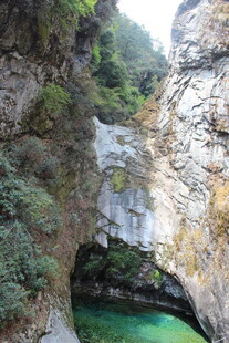 山间幽潭与奇特岩壁景观