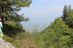 女子山林间眺望远方美景