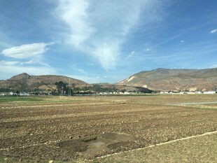 广阔田野与远山蓝天景色