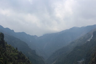 壮丽山景 云雾缭绕山谷