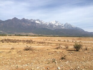 荒凉旷野中的巍峨雪山