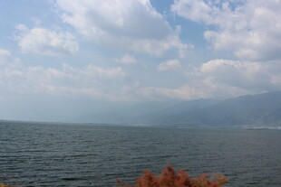 湖畔蓝天碧水美景