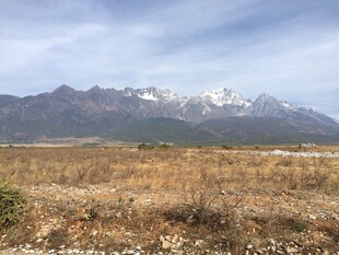 旷野中的壮丽雪山景色