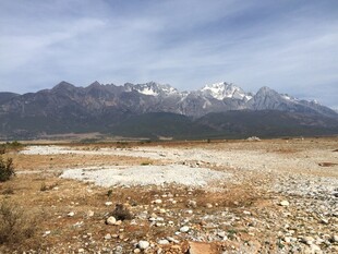 雪山下的开阔荒野景观