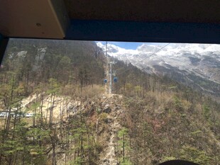 山间徒步小径风景