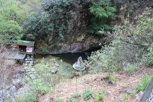 山间隐秘洞穴景观