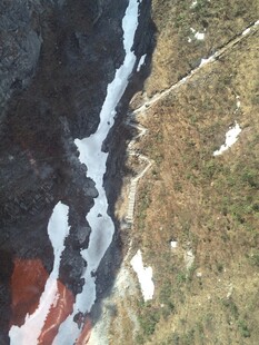 高空俯瞰山间冰雪河流