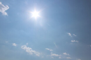 晴朗蓝天中的耀眼太阳