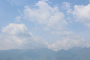 蓝天白云下的远山景色