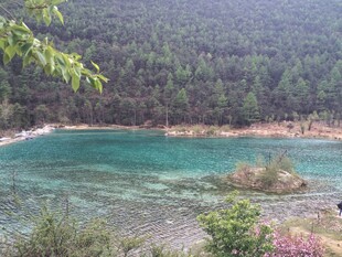 梦幻蓝绿色的山间清澈湖水