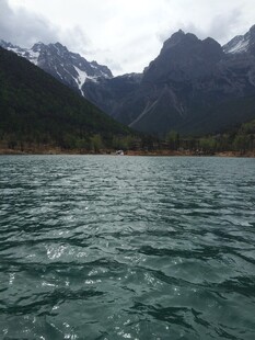 高山下的碧绿湖水