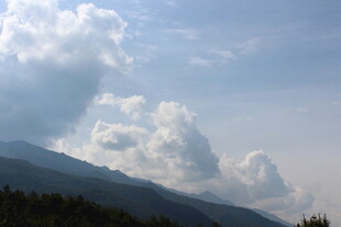 山间蓝天白云美景