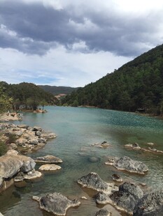 山间碧湖 岸边嶙峋怪石