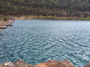 宁静蓝湖与岸边景致