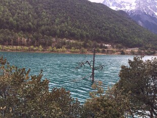 湖畔青山绿水美景