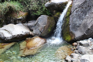 山间清澈小瀑布与碧潭