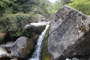 山间瀑布与巨石景观