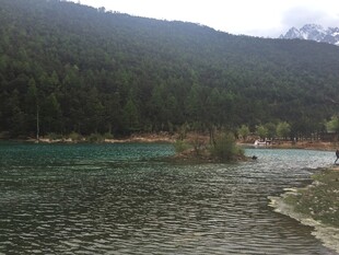 山间清澈湖水美景