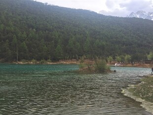 山间清透湖水美景