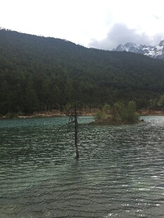 山间清澈湖水景色