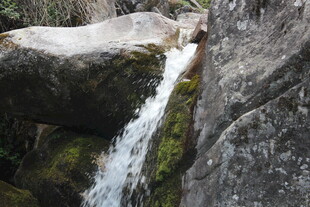 山间小瀑布 灵动自然美