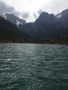 高山湖畔的宁静风光