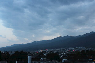 黄昏下的山城景色