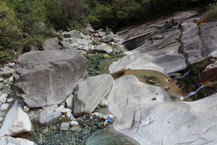 山间溪流与嶙峋怪石景观